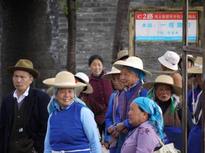 Locals on the way to Dali's market
